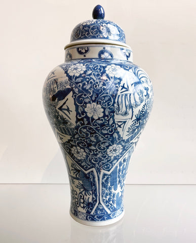 CHINESE BLUE AND WHITE PORCELAIN URN