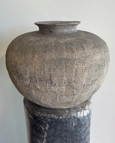 SHANG BLACK WARE VESSEL