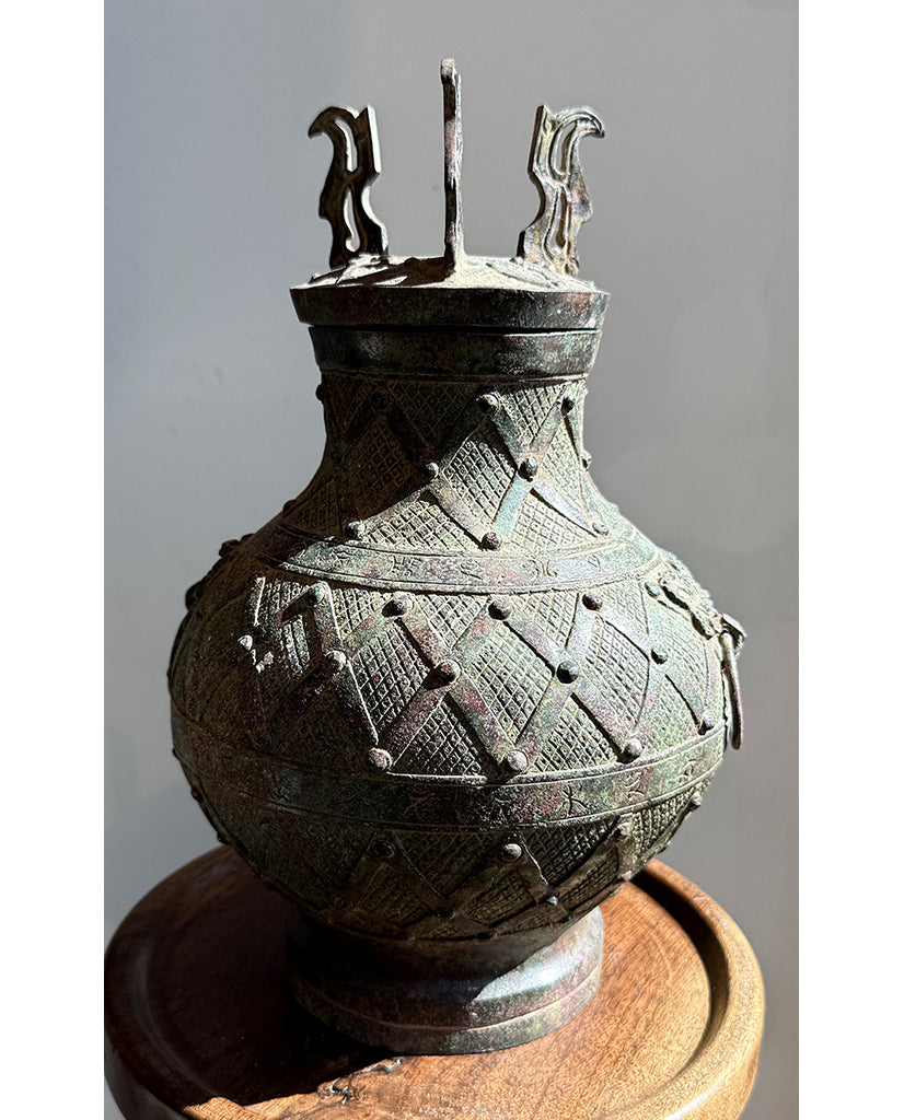 CHINESE ARCHAISTIC BRONZE HU CHINESE ARCHAISTIC BRONZE HU