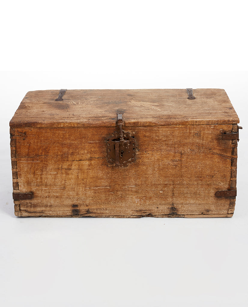 EARLY SPANISH CHESTNUT COFFRE EARLY SPANISH CHESTNUT COFFRE