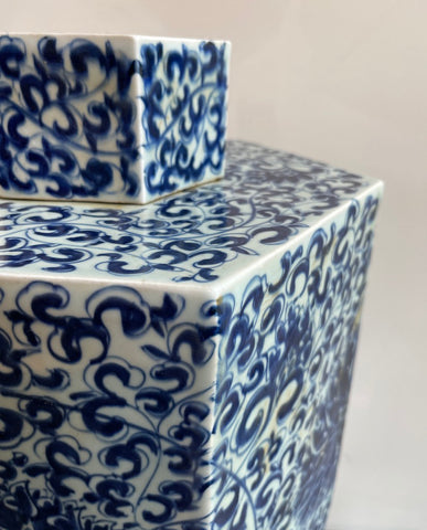 CHINESE  BLUE AND WHITE URN