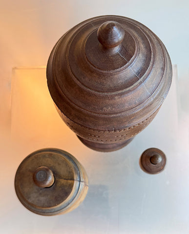 EARLY AMERICAN TREENWARE HARDWOOD URN WITH TWO BUTTER MOLDS