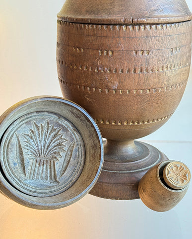 EARLY AMERICAN TREENWARE HARDWOOD URN WITH TWO BUTTER MOLDS