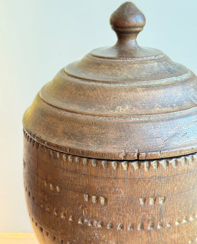EARLY AMERICAN TREENWARE HARDWOOD URN WITH TWO BUTTER MOLDS
