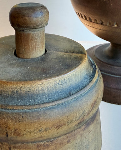EARLY AMERICAN TREENWARE HARDWOOD URN WITH TWO BUTTER MOLDS