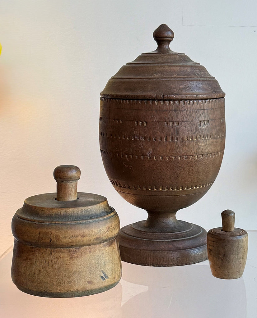 EARLY AMERICAN TREENWARE HARDWOOD URN WITH TWO BUTTER MOLDS