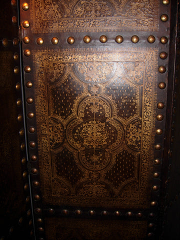 PORTUGUESE BAROQUE FOUR-PANEL PARCEL-GILT TOOLED LEATHER SCREEN